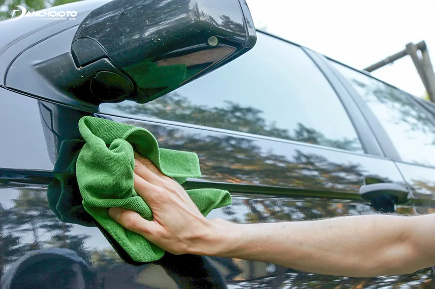 Để sơn xe luôn bóng đẹp, chủ xe cần thường xuyên làm vệ sinh bên ngoài cho ô tô