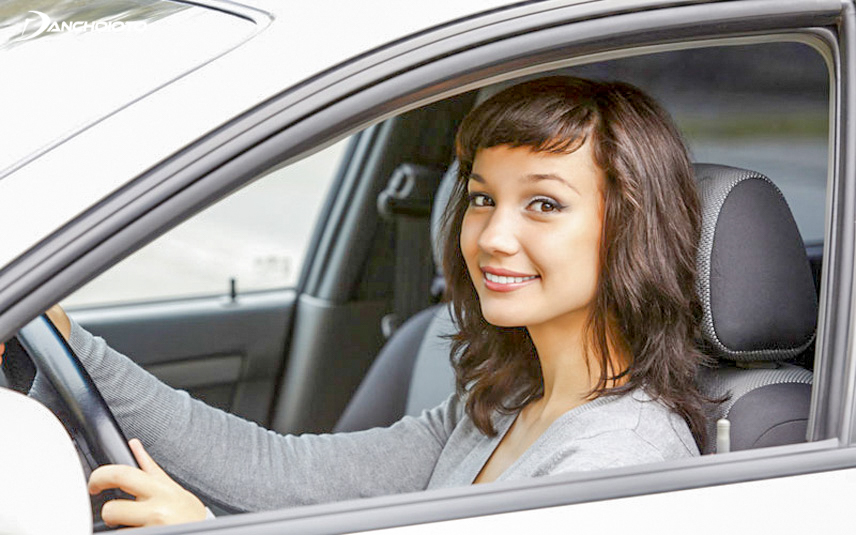 Hạ cửa kính xe không chỉ giúp tản nhiệt nhanh mà còn giúp giảm bớt các loại khí độc hại trong cabin xe