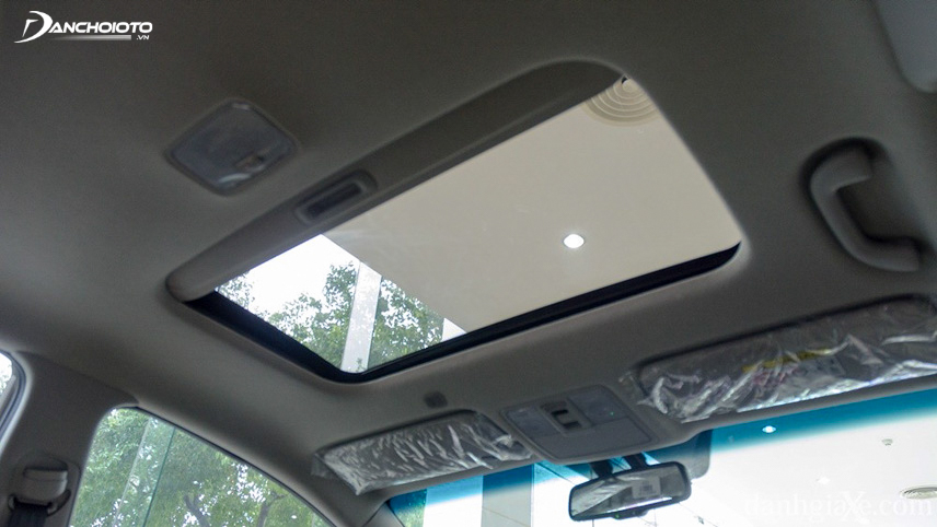 Một điểm nổi trội ở Kia Cerato là có thiết kế cửa sổ trời