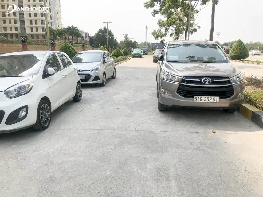 Nên hạn chế việc phơi xe dưới mưa nắng
