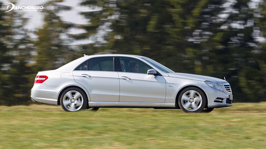 Thân Mercedes-Benz E300 nổi bật với những đường nét cổ điển và cứng cáp