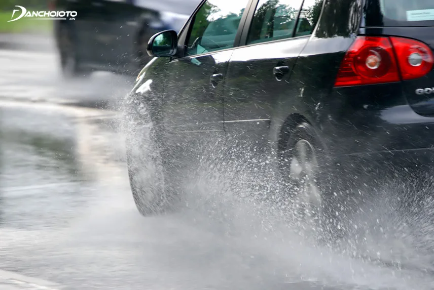Chạy xe ô tô trên đường trơn ướt tiềm ẩn nhiều nguy hiểm