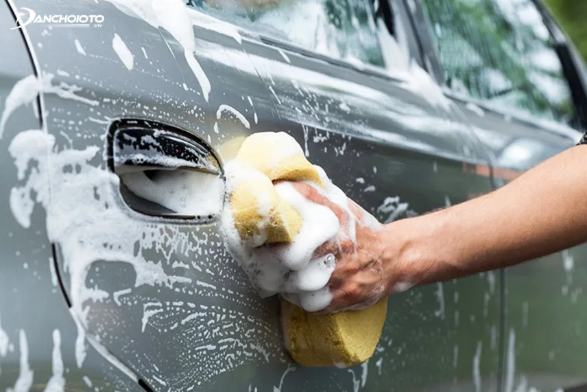Chỉ nên rửa xe bằng những chất tẩy rửa chuyên dụng cho ô tô để tránh gây hại cho lớp sơn