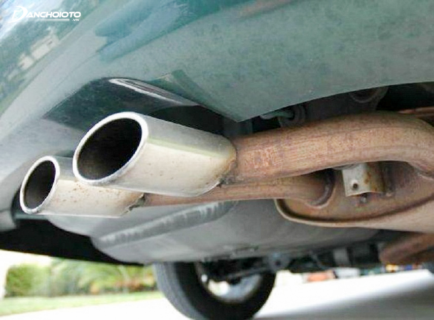 Hệ thống ống thải bị rò rỉ làm cho xe ô tô bị bốc cháy là điều tất yếu sẽ xảy ra