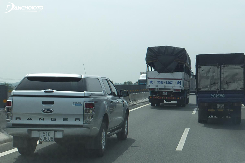 Hết sức thận trọng khi vượt xe tải, xe container