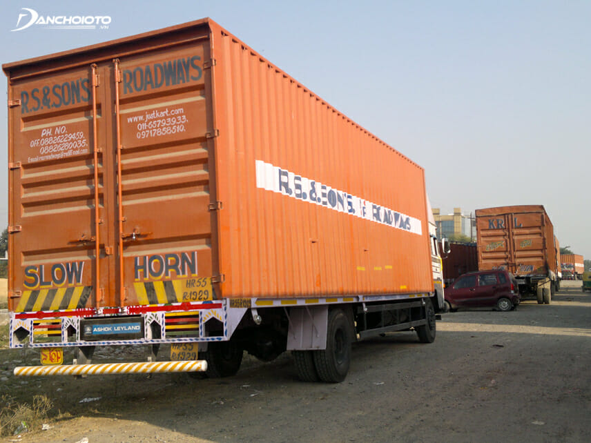 Không bám sát đuôi xe tải nặng, xe container