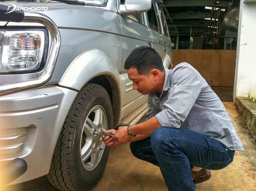 Kiểm tra lốp xe bao gồm việc đánh giá tình trạng mới của lốp xe