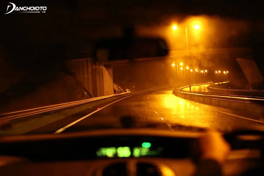 Lái xe đường đèo vào ban đêm cần đảm bảo cẩn trọng để duy trì an toàn