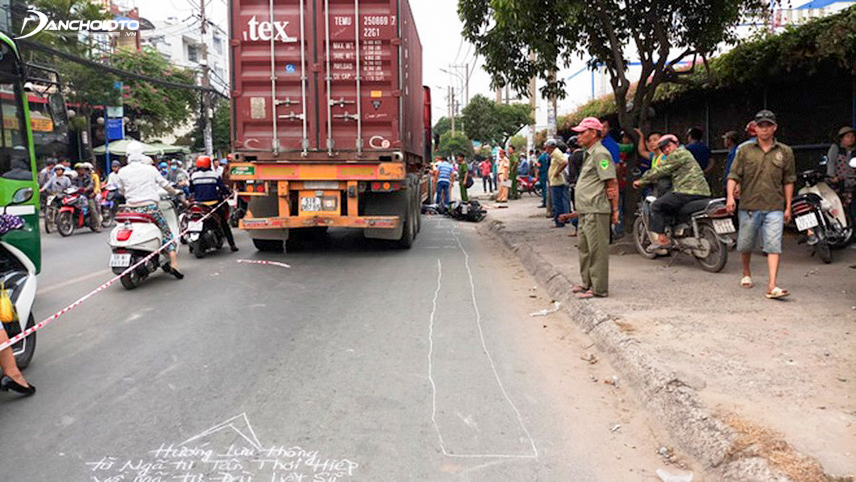 Luôn chừa một khoảng trống giữa xe tải, xe container và vỉa hè