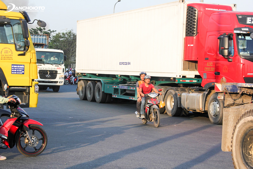Luôn luôn nhường xe container