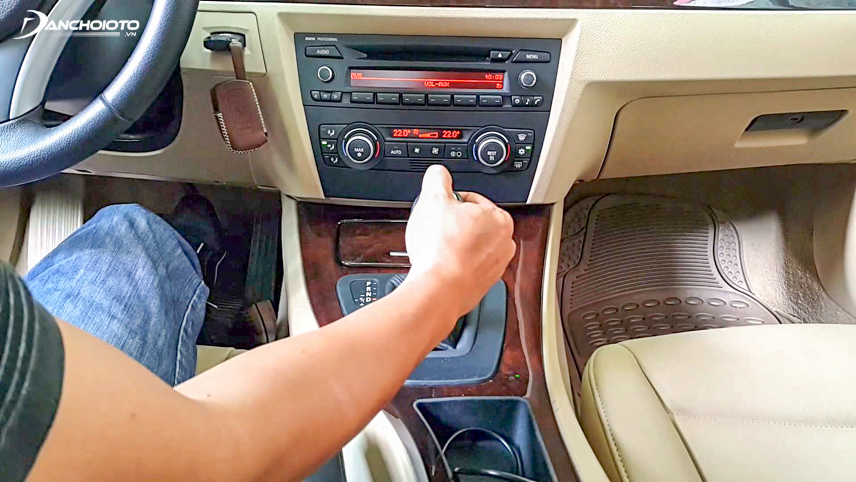 Nếu đạp phanh một cách đột ngột nhiều khả năng xe ô tô sẽ bị bó phanh