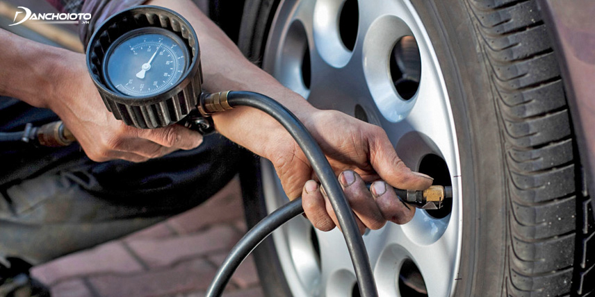 Việc quan sát các lốp trước khi lên xe sẽ giúp người lái có thể kịp thời bổ sung hơi nếu lốp bị xẹp