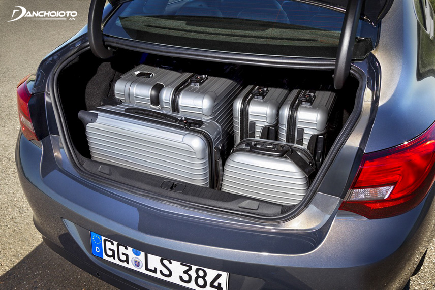 Sedan có khoang hành lý lớn nên xe có thể chở hàng hóa nhiều hơn