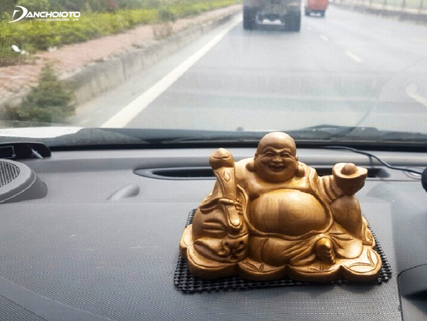 Đặt tượng Phật trên ô tô giúp lái xe tránh gặp họa
