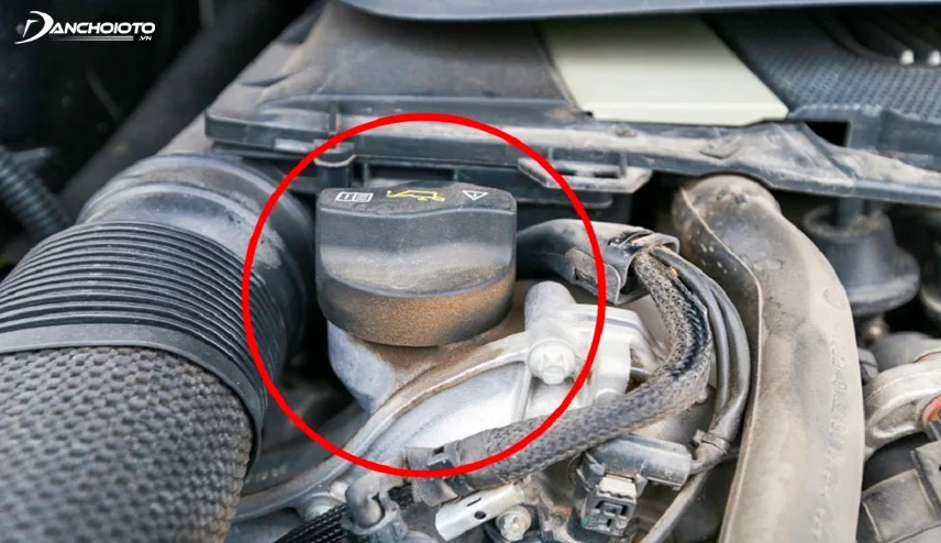 Những dấu vết của việc tràn dầu, chảy dầu trong máy xe là dấu hiệu cho thấy hệ thống máy xuất hiện vấn đề trục trặc