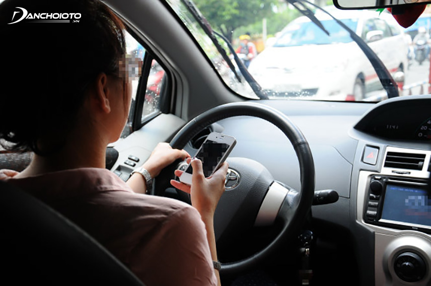 Tình trạng dùng tay sử dụng điện thoại khi đang lái xe ngày càng phổ biến