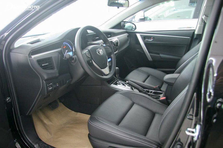 Toyota Altis 1.8G 2014 có thiết kế nội thất ấn tượng với ghế lái chỉnh điện 10 hướng.