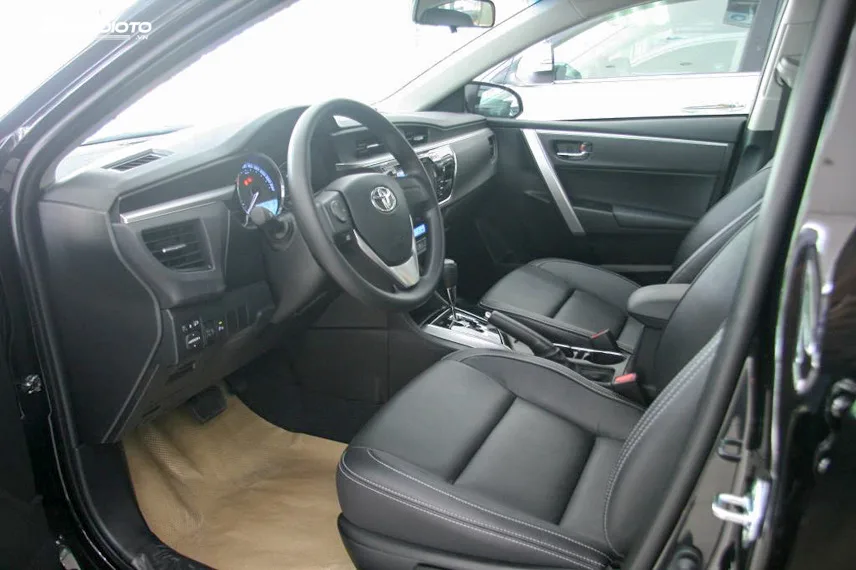 Toyota Altis 1.8G 2014 sở hữu thiết kế nội thất ấn tượng với ghế lái điều chỉnh điện 10 hướng