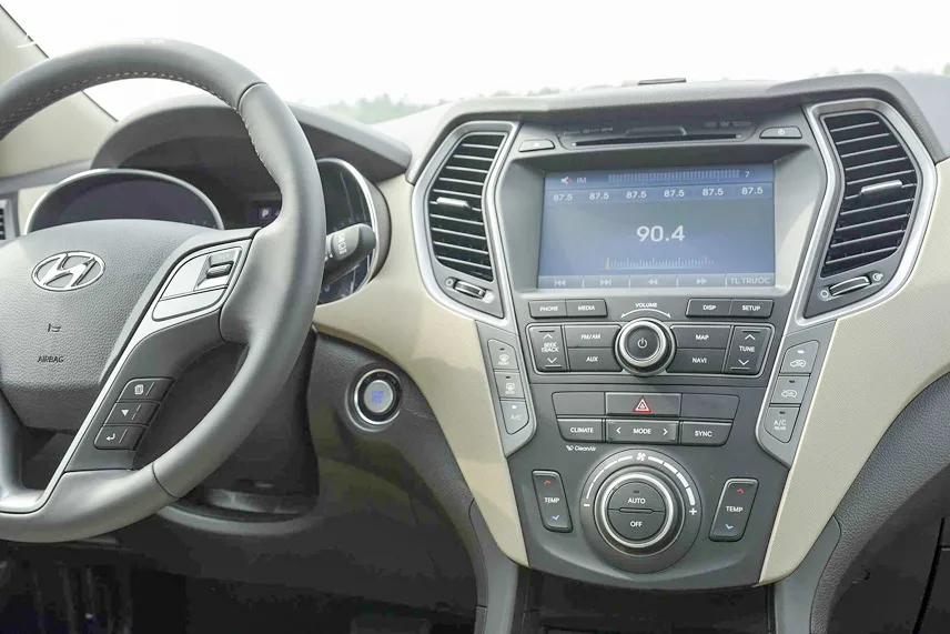 Bán xe Hyundai Santafe 2016 đã qua sử dụng bản máy xăng tiêu chuẩn màu Trắng