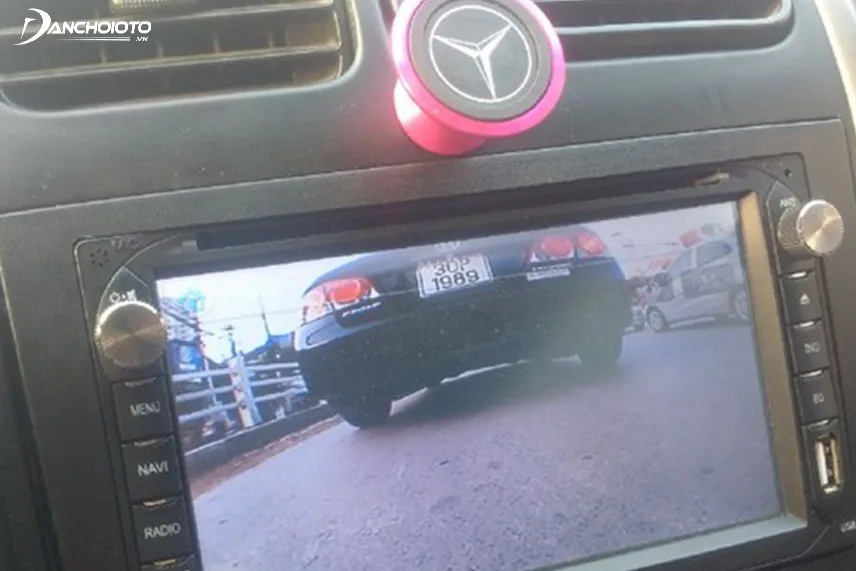Camera tiến mũi xe giúp quan sát khu vực ngay trước đầu xe