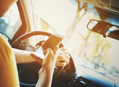 Có cách nào giúp dùng điện thoại an toàn khi lái xe ô tô