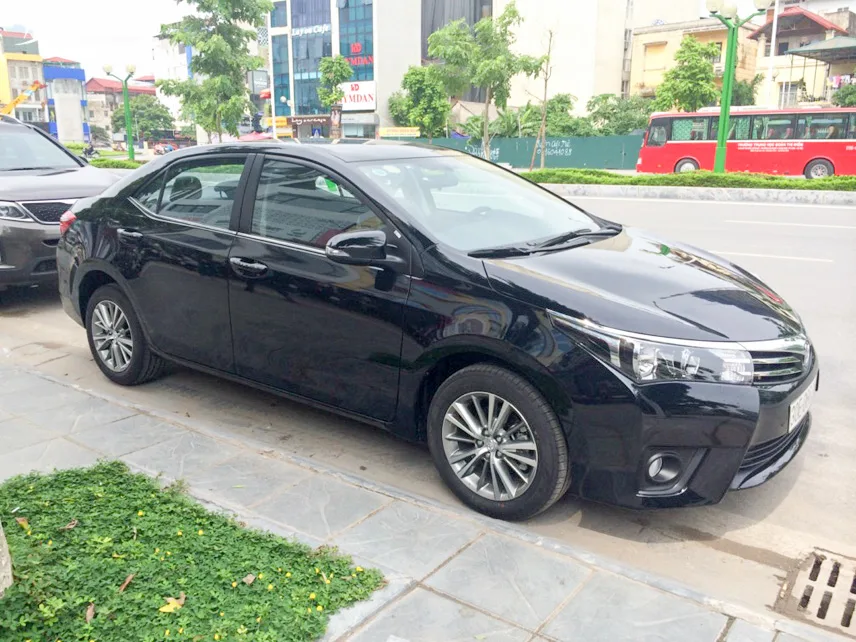 Toyota Corolla Altis sản xuất năm 2015 giá ngang Vios mới