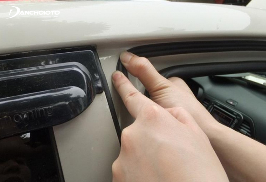 Gioăng cao su chống ồn ở mép ngoài khung cửa xe
