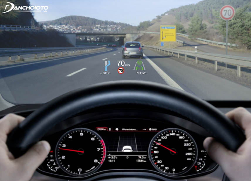 HUD có chức năng hiện thị chính xác tốc độ xe đang chạy