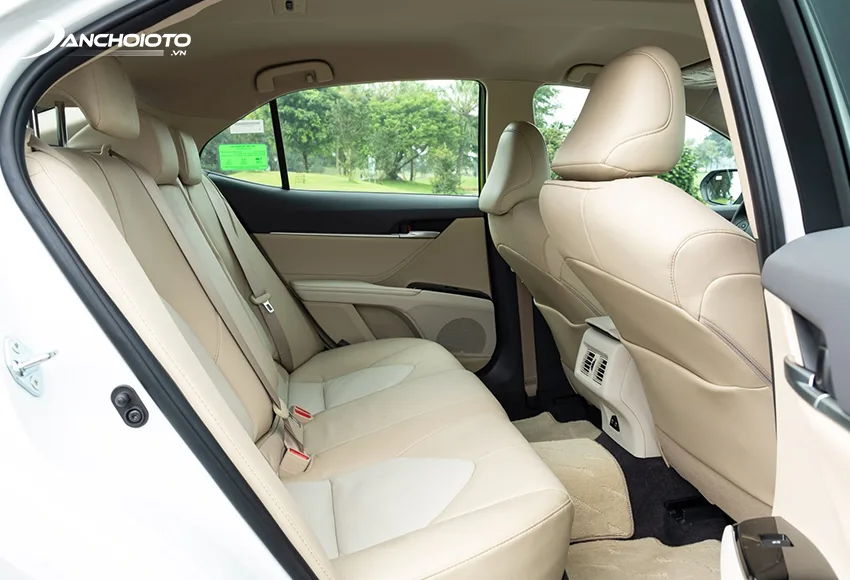 Không gian hàng ghế sau Toyota Camry rộng hàng đầu phân khúc