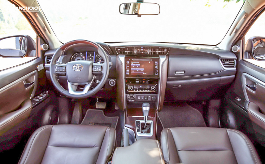 Nội thất Toyota Fortuner được trang bị đầy đủ tiện nghi hiện đại hơn Innova