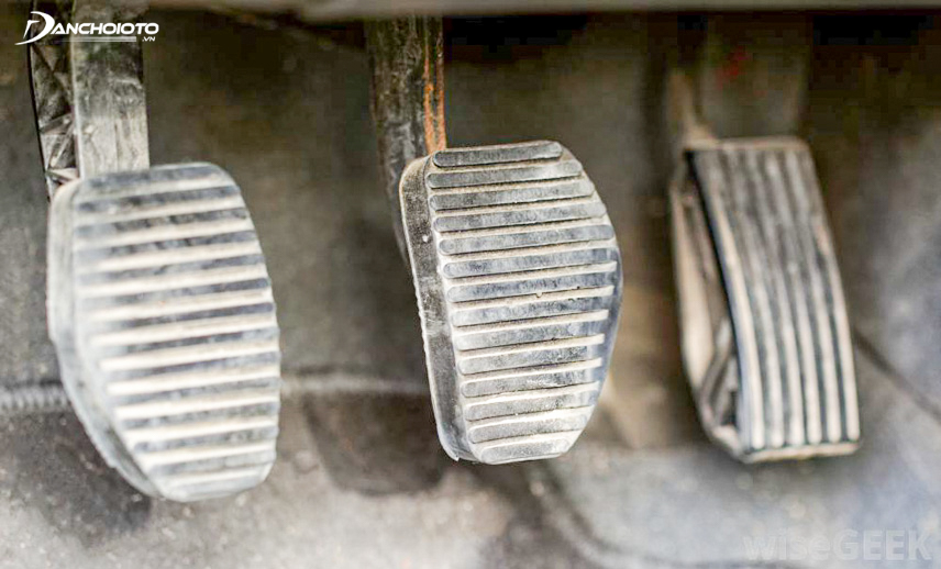 Độ mòn chân phanh và chân ga là yếu tố cần quan tâm khi đánh giá nhanh chất lượng của một chiếc xe cũ.
