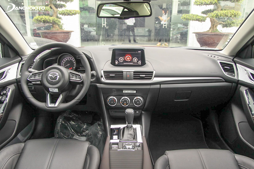 Cả hai phiên bản Mazda 3 sedan đều có khoang nội thất rộng rãi và thoáng đãng