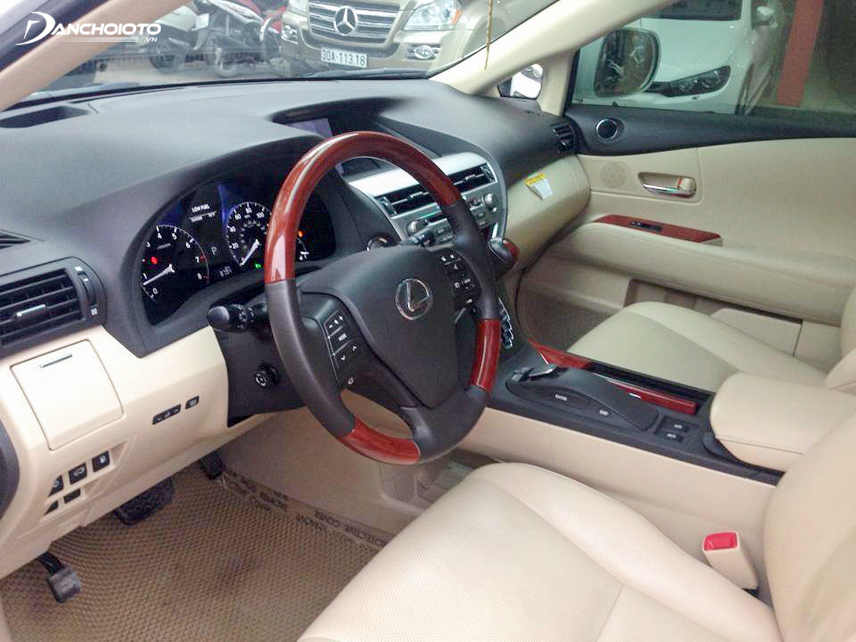 Chú ý đến lớp sơn và bề mặt trong khoang nội thất xe hơi cũ