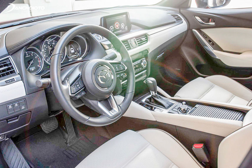Mazda 6 sở hữu khoang nội thất rộng rãi và giàu tiện nghi hơn
