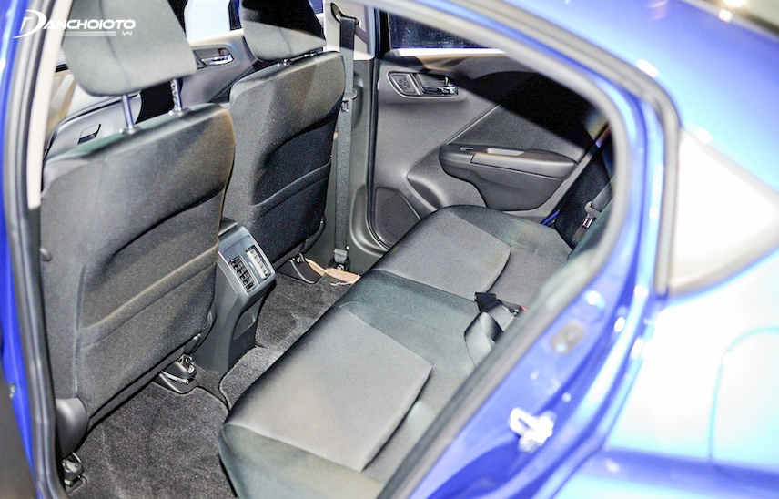 Sự rộng rãi, thoải mái là điểm sáng giá nhất khi đánh giá xe Honda City 2014 cũ về khoang nội thất