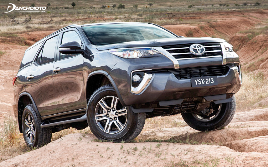 Toyota Fortuner sở hữu khối động cơ mạnh mẽ, di chuyển linh hoạt trên nhiều địa hình
