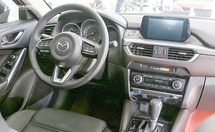 Mazda 6 2017 cũ nội thất: Mặc dù là mẫu xe cũ, Mazda 6 2017 vẫn được trang bị nội thất đầy đủ các tính năng hiện đại như màn hình giải trí, điều hòa tự động và hệ thống âm thanh. Đặc biệt, nội thất được thiết kế đẹp mắt với gam màu đen chủ đạo tạo nên sự lịch lãm và sang trọng. Hãy xem hình ảnh để khám phá sự đẹp mắt của nội thất Mazda 6