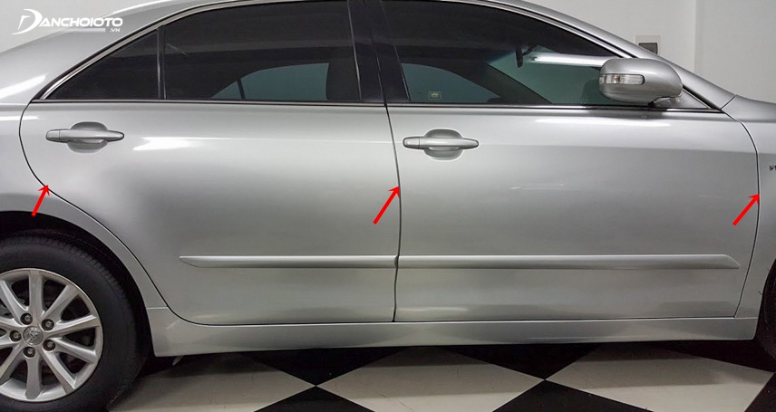 The gaps between the intersections between the doors and the bonnet reveal the unoriginal condition of the car