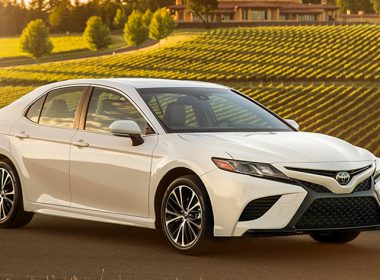 Đánh giá Toyota Camry 2018: Thay đổi có chiếm được “ngôi vương”