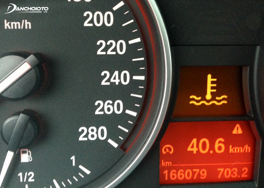 Đèn báo nhiệt độ nước làm mát động cơ trong xe ô tô