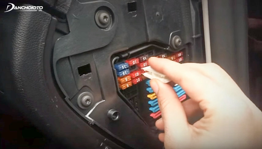 When the fuse is burned, the driver needs to replace it with a new one