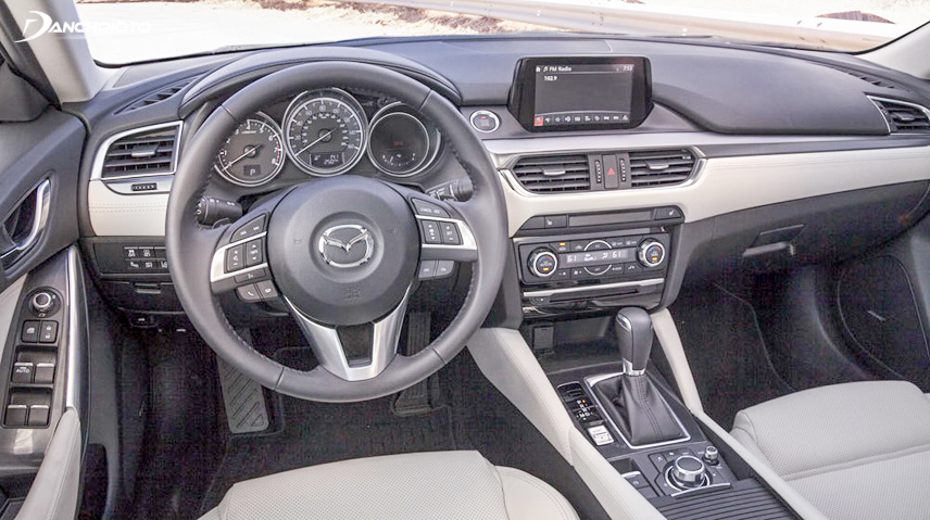 Kiểm tra nội thất ô tô Mazda 6 cũ cần đặc biệt chú ý đến hệ thống điều hòa.