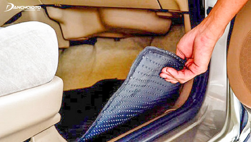 Nhấc toàn bộ thảm và gõ nhẹ vào sàn xe để đánh giá mức độ chắc chắn của khung gầm