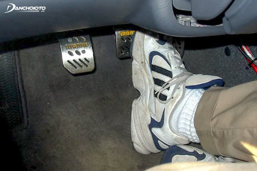 After feeling heavy until the clutch foot reaches the floor, it is the working journey of the clutch