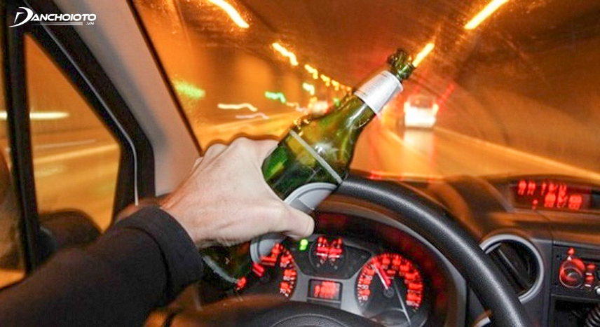 Uống bia rượu khi lái xe sẽ ảnh hưởng tới an toàn của bản thân và mọi người