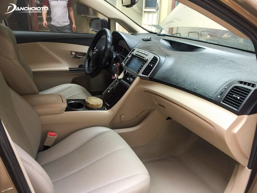 Xe ngập nước sẽ có mùi ẩm mốc khi để lâu dưới nắng