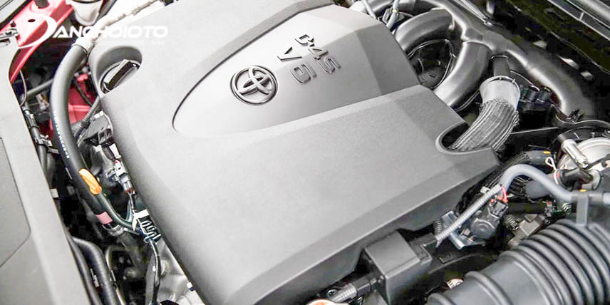 Camry 2018 có động cơ mạnh mẽ và cho hiệu suất cao cùng với khả năng tiết kiệm nhiên liệu hơn so với Sonata 2018