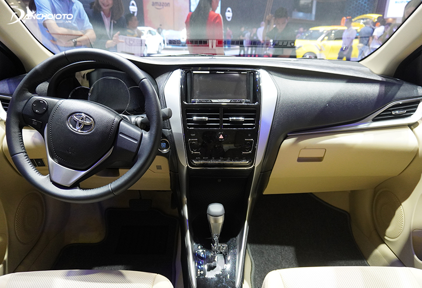 Bảng taplo Toyota Vios đổi mới bằng một số đường nét dập gân uyển chuyển, nhưng vẫn thiếu cảm giác hiện đại
