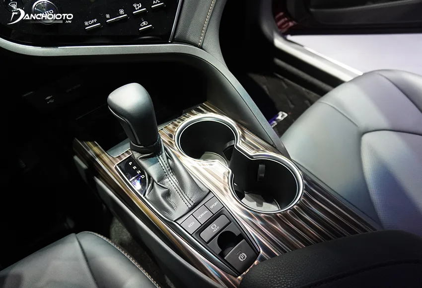 Cần số Toyota Camry 2020 thiết kế ngăn hơn, đổi từ dạng bậc thang sang kiểu dọc khá thể thao