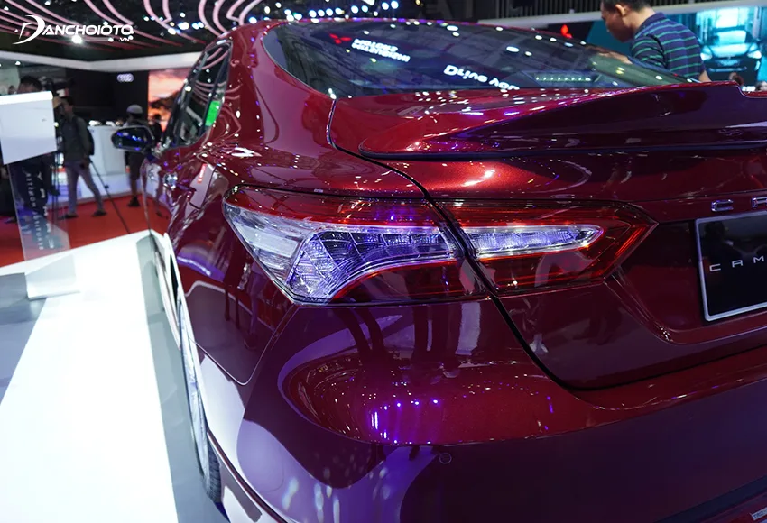 Cặp đèn hậu LED Toyota Camry 2020 chuốt mỏng kéo dài sắc sảo